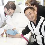 Andy Lau_Prominentenfoto, Filmschauspieler wird Blut abgenommen