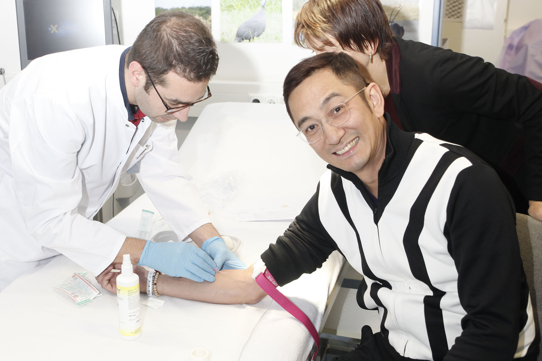 Andy Lau_Prominentenfoto, Filmschauspieler wird Blut abgenommen