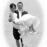 Hochzeitsfoto-01, Mann mit Fuessen im See traegt Frau