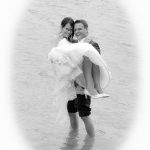 Hochzeitsfoto-02, Mann mit Füssen im See traegt Frau